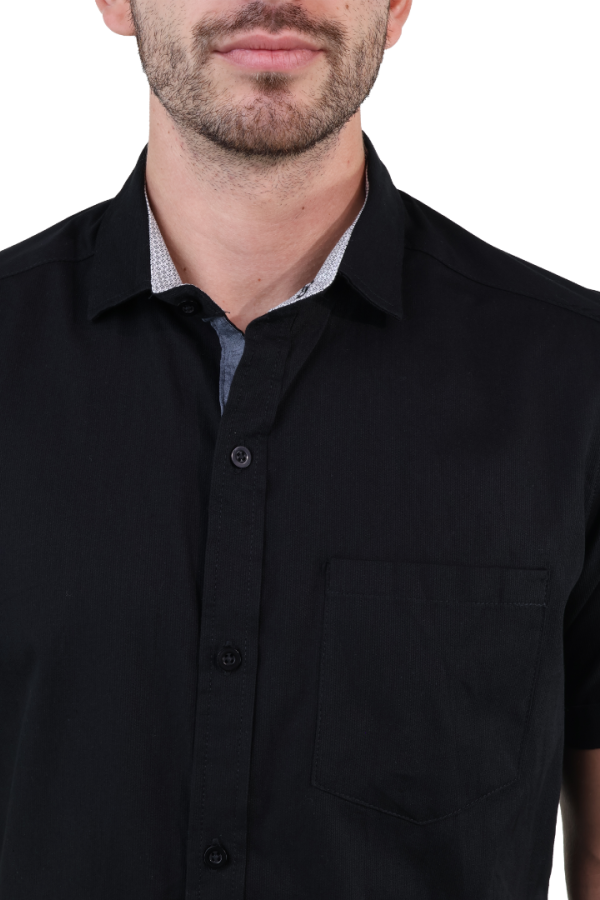 Camisa De Algodón Manga Corta Color Negro Slim Fit Con Bolsa Para Hombre